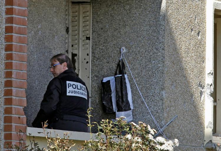 SKJULESTED. Betjent undersøger den lejlighed, Toulouseterroristen forskansede sig i op til sin død. 