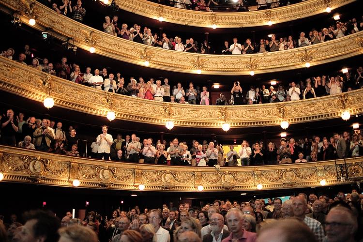 Jubel. Der var vist ikke tvivl om publikums  kulturelle appetit, da 'Aura' blev opført på Det Kongelige Teater. 