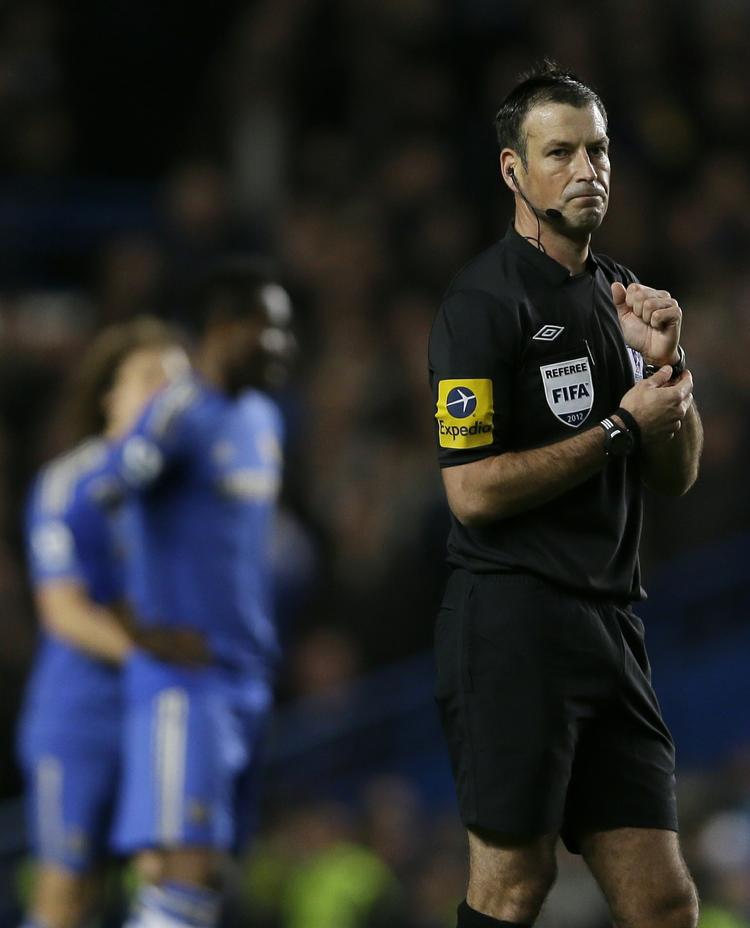 Racismeanklaget. Det engelske fodboldforbund FA siger, at man indtil videre holder Mark Clattenburg væk fra rampelyset for at skåne ham. 