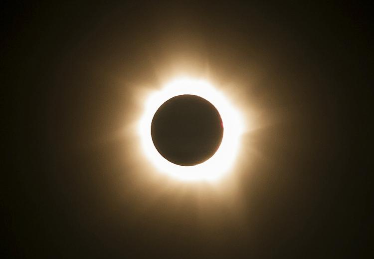 månepassage. Sådan så det ud, da solen blev mørk. Det er 1.300 år siden, det sidst har kunnet ses fra det nordøstlige Australien. 