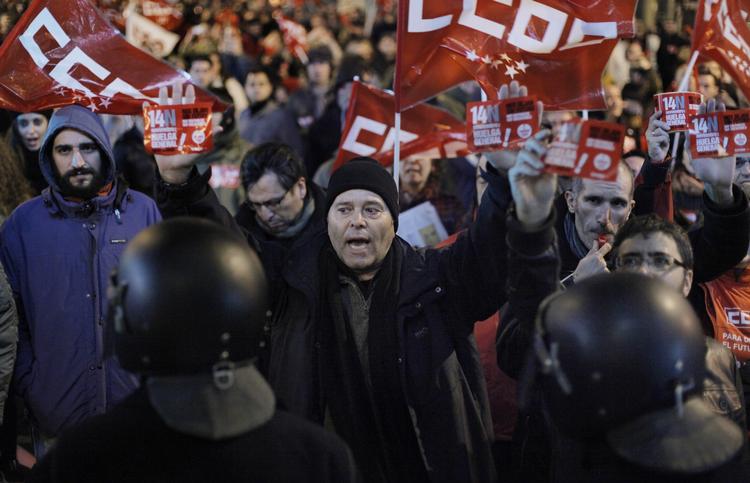 UTILFREDSHED. Nedskæringer, lønnedgang og højere pensionsalder. Utilfredsheden blandt europæerne vokser. Her giver spanierne udtryk for det. 