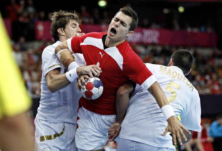 topkamp. Meget ligger på Rasmus Lauges (midt) skuldre, hvis BSV skal kunne vinde over topholdet fra KIF Kolding København. 