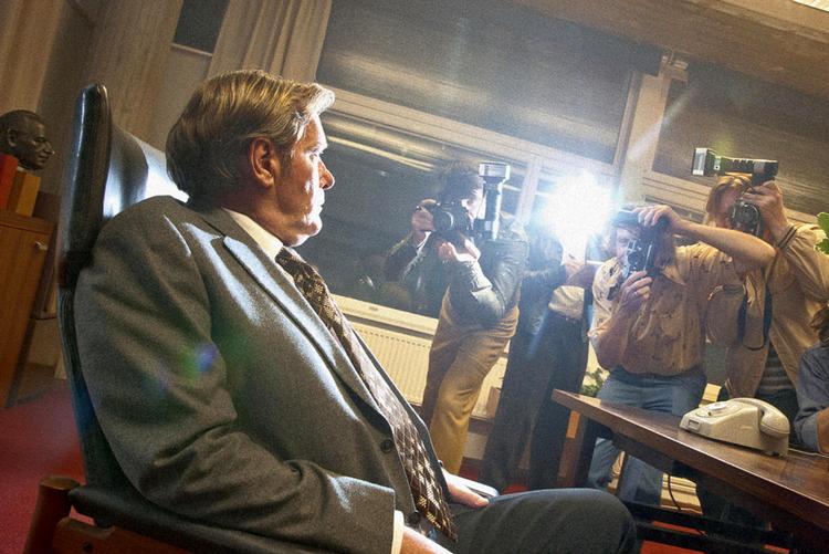 navnløs. Magnus Krepper spiller den navnløse statsminister i 'Call Girl', som ligner, taler og bevæger sig som Olof Palme. Og som køber sex af en  mindreårig. Her er det Dag Malmberg, der spiller oppositionslederen. 