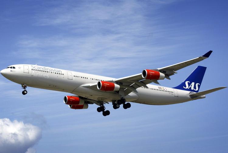 Ikaros. Historien om SAS, som den svenske forfatter Richard  Björnelid lægger overbevisende frem, har et arketypisk præg. Først himmelflugt, og så går det nedad, ikke mindst fordi de  ansvarlige har været sene til at handle. 