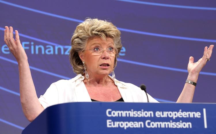 nederlag. Viviane Reding havde lagt op til, at der skulle indføres bindende regler for, hvor mange kvinder, der skal sidde i europæiske virksomheders bestyrelser. Sådan bliver det ikke. 