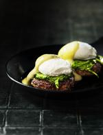 Klassiker. Der er ingen engelsk scone i bunden af dette æg benedict - men til gengæld en proteinbombe af en bøf, der spiller op til ægget, spinatten og saucen efter eget valg. 