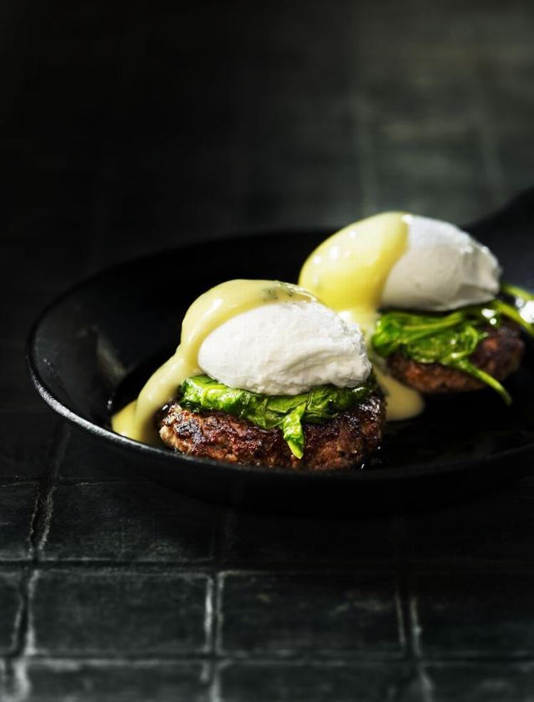 Klassiker. Der er ingen engelsk scone i bunden af dette æg benedict - men til gengæld en proteinbombe af en bøf, der spiller op til ægget, spinatten og saucen efter eget valg. 