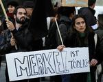 uvelkommen. Vrede portugisere fotograferet i mandags, hvor de protesterede mod den tyske kansler, Angela Merkels, besøg. 