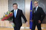 tillykke. Formanden for EU-Kommissionen, José Manuel Barroso, modtog blomster af den norske EU-ambassadør, Atle Leikvoll, efter at den norske Nobelpris-kommité tildelte EU dette års fredspris. 