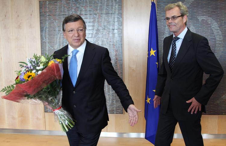 tillykke. Formanden for EU-Kommissionen, José Manuel Barroso, modtog blomster af den norske EU-ambassadør, Atle Leikvoll, efter at den norske Nobelpris-kommité tildelte EU dette års fredspris. 