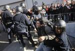 SAMMENSTØD. Politiet i Spanien går hårdhændet til uvorne demonstranter. 