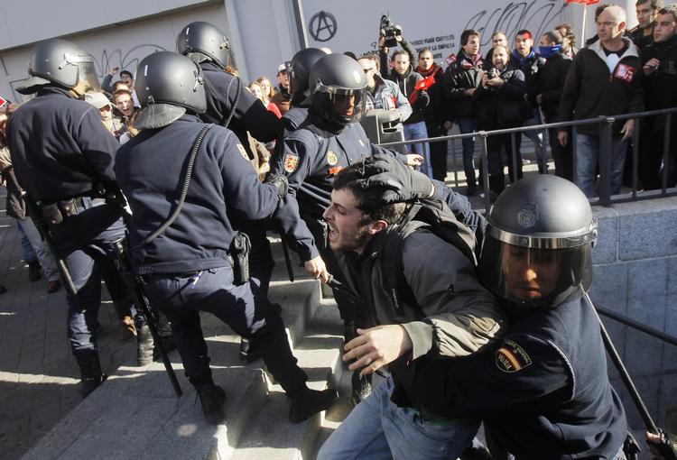 SAMMENSTØD. Politiet i Spanien går hårdhændet til uvorne demonstranter. 