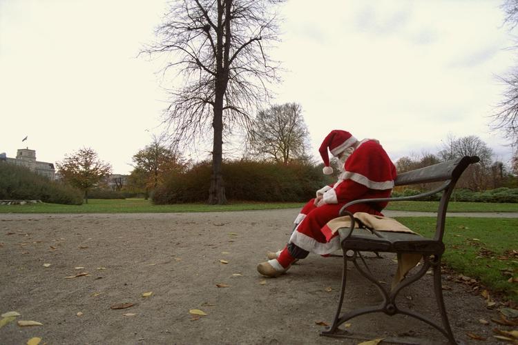 Leg. Rækkefølgen til en klassisk, dansk julefrokost er nogenlunde sikker hvert år - først bliver der skålet, så bliver der spist, skålet, leget, spist, skålet, leget, spist, skålet, leget spist, skålet, skålet, skålet, leget, leget, skålet, skålet, skålet, skålet, skålet, skålet, produceret uægte børn, skålet, slumret, skålet, sovet, skålet og så ... sidder man her - og prøver at huske. 