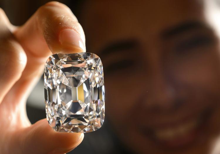 Solgt. Den historiske diamant beskrives som perfekt i sin farveløshed og fejlfri i sin klarhed. 
