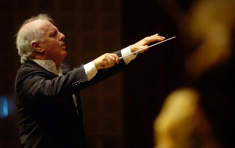 Ikon. Daniel Barenboim dirigerer 'Staatskapelle Berlin' i Lucerne, Schweiz, Lucerne Festival, 2006. 