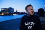 Facetter. Anders Breinholt er en mand, der ikke er bange for at afprøve nye felter - og som f.eks. også lod sig hyre som vært i TV 2's morgenprogram, efter at han havde gennemheglet udsendelsen i DR. 