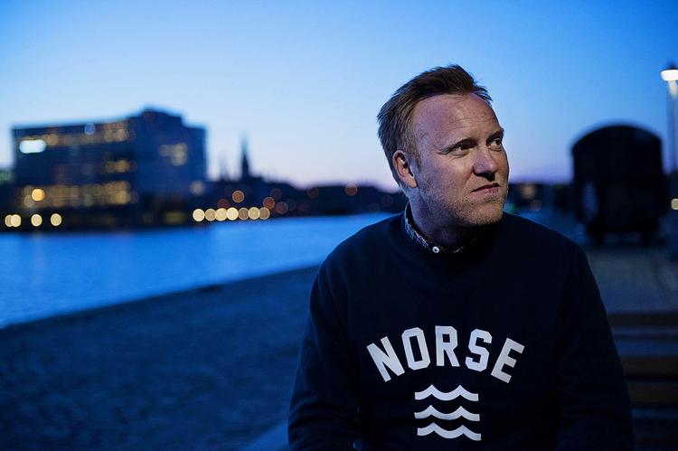 Facetter. Anders Breinholt er en mand, der ikke er bange for at afprøve nye felter - og som f.eks. også lod sig hyre som vært i TV 2's morgenprogram, efter at han havde gennemheglet udsendelsen i DR. 