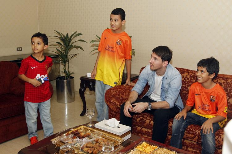 Audiens. En enkelt Manchester United-fan havde sneget sig med ind til et møde med Lionel Messi forud for Argentinas landskamp mod de tre drenges lokale helte fra Saudi Arabien. 