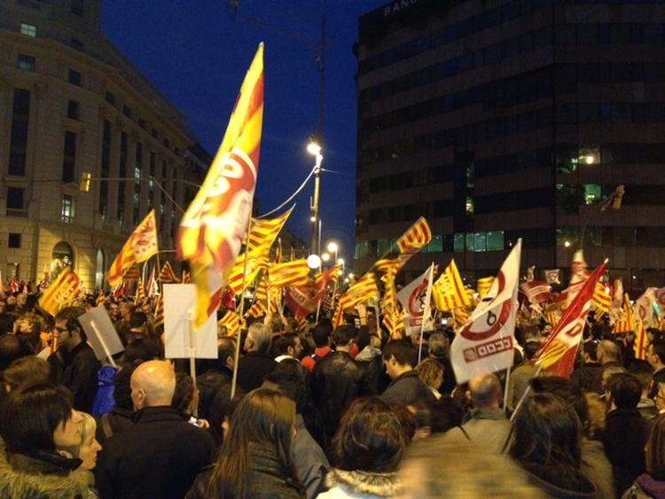 UAFHÆNGIGHED: Ikke uventet benyttede de frihedssøgende catalanere demonstrationerne til at vise deres flag frem som symbol på deres uafhængighedstrang. 