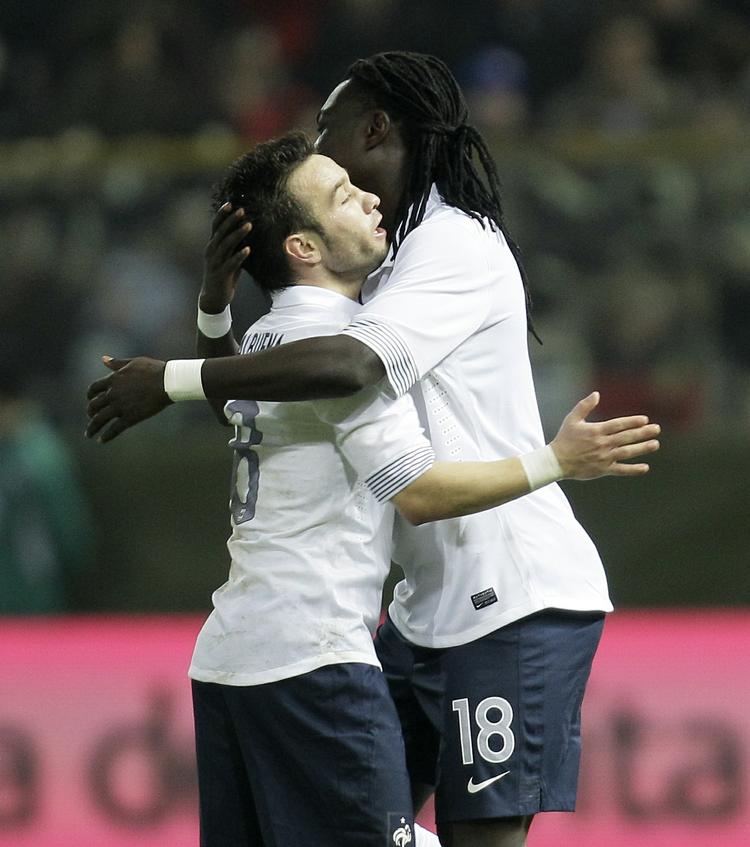 Målmagere. Mathieu Valbuena og  Bafetimbi Gomis sikrede den franske 2-1-sejr 