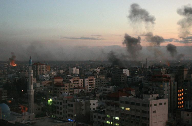 Angreb. Røgen stiger over Gaza efter et af gårsdagens angreb. 