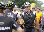 navneændring. Lance Armstrong hilser på andre ryttere ved et Livestrong-arrangement i 2010. 