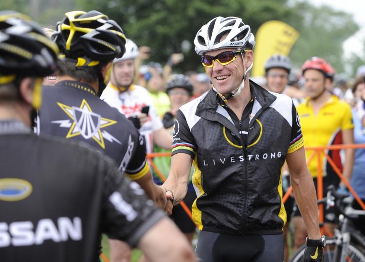 navneændring. Lance Armstrong hilser på andre ryttere ved et Livestrong-arrangement i 2010. 