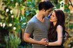 Modne. Edward og Bella - nu begge vampyrer - er blevet forældre og må kæmpe for deres datters fremtid i den femte og sidste film i Twilight-sagaen. 