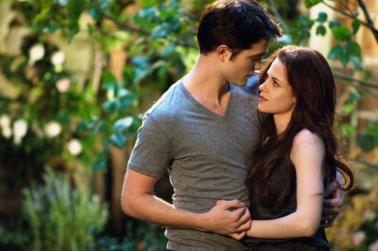 Modne. Edward og Bella - nu begge vampyrer - er blevet forældre og må kæmpe for deres datters fremtid i den femte og sidste film i Twilight-sagaen. 
