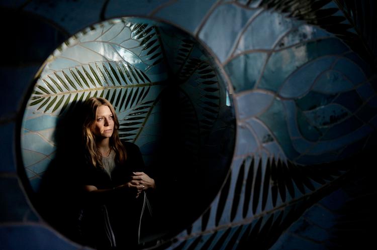 Modsætningsfyldt. Ane Trolles musik er både dramatisk og underspillet, introvert og udadvendt. Fredag spiller hun i Vega. 