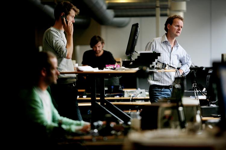 Netmedier. Politikerne drøfter ligenu, hvordan netmedier og aviser stilles mere lige. Her ses redaktion på Avisen.dk. 
