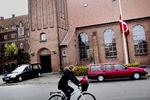 BEGRAVELSE. Flaget var på halv, da Ally Johanne Pedersen blev bisat fra en gabende tom Kingos Kirke på Nørrebro. Ingen dukkede op for at tage afsked. 