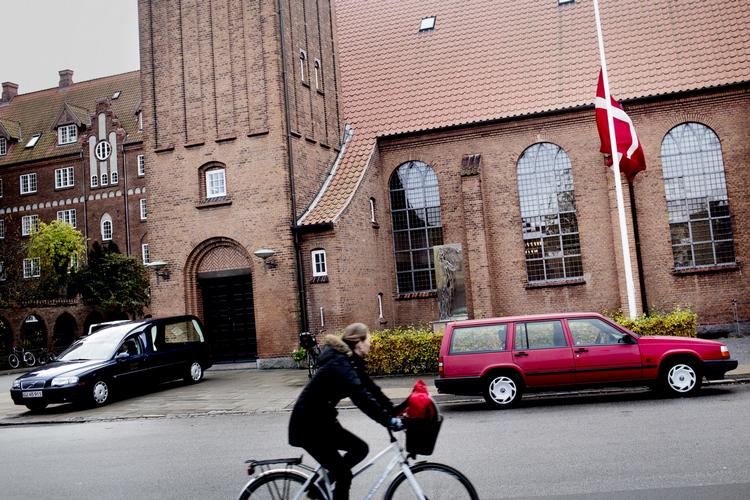 BEGRAVELSE. Flaget var på halv, da Ally Johanne Pedersen blev bisat fra en gabende tom Kingos Kirke på Nørrebro. Ingen dukkede op for at tage afsked. 