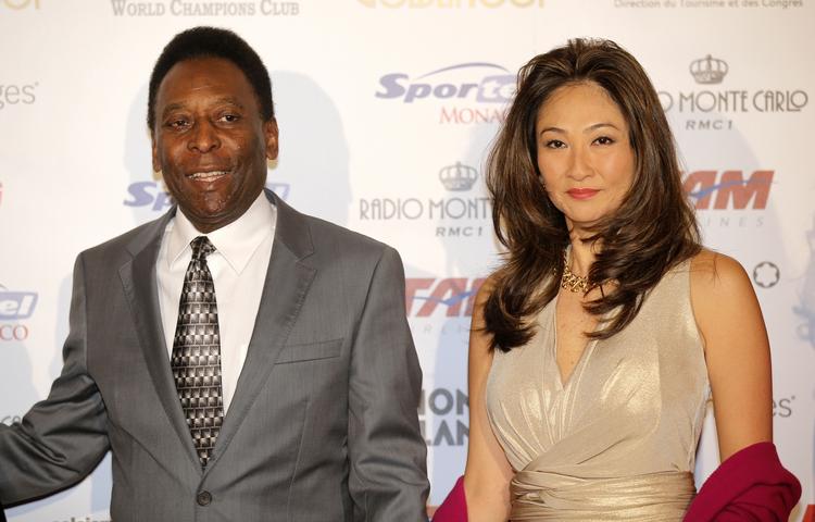 hofteoperation. Pelé ankommer sammen med sin kæreste til ceremonien omkring 'Golden Foot 2012'-kåringen i Monaco 17. oktober. Pelé blev kåret til  den bedste fodboldspiller nogensinde ved seancen. 