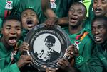 overfaldet. Anfører for Zambia, den tidligere Brøndby-spiller Chris Katongo (nummer to fra venstre), holder sammen med medspillere trofæet for at have vundet 'Nelson Mandela Challenge Plate' med sejren på 1-0 over Sydafrika. 