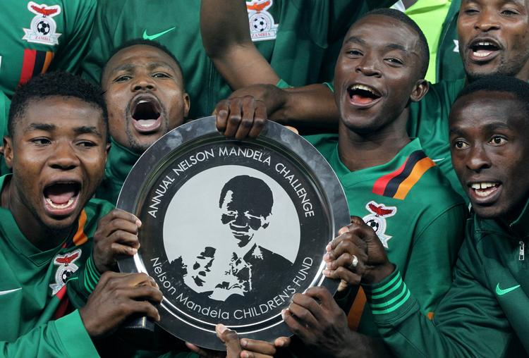 overfaldet. Anfører for Zambia, den tidligere Brøndby-spiller Chris Katongo (nummer to fra venstre), holder sammen med medspillere trofæet for at have vundet 'Nelson Mandela Challenge Plate' med sejren på 1-0 over Sydafrika. 