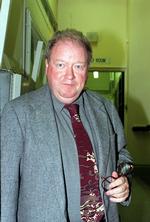 falske-anklager. Den tidligere konservative toppolitiker lord McAlpine blev for to uger helt fejlagtigt beskyldt for at have sexmisbrugt en teenager i Wrexham i 1970'erne i en udløbersag fra den store pædofiliskandale omkring den afdøde tv-vært Jimmy Savile. Lord McAlpine forventer at indgå forlig med BBC i dag. Derefter venter formentlig et civilt søgsmål. Arkivfoto: AP 