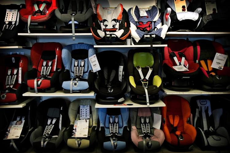 Lovgivning. I 1993 fulgte et krav om, at alle børn, også under 3 år, skal være fastspændt i egnet sikkerhedsudstyr, hvis de sidder på forsædet. I 1995 kom det også til at gælde for bagsædet. 