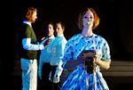 fascinerende. Kirsten Dehlholm og dramatikeren Astrid Øye har sammen skabt en selvlysende og ikke så lidt syret identitetskrimi. På billedet: Nils P. Munk, Rasmus Hougaard, Pelle Nordhøj Kann og Rikke Lylloff. 