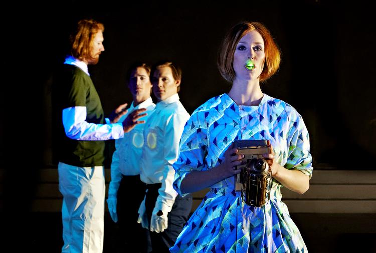 fascinerende. Kirsten Dehlholm og dramatikeren Astrid Øye har sammen skabt en selvlysende og ikke så lidt syret identitetskrimi. På billedet: Nils P. Munk, Rasmus Hougaard, Pelle Nordhøj Kann og Rikke Lylloff. 