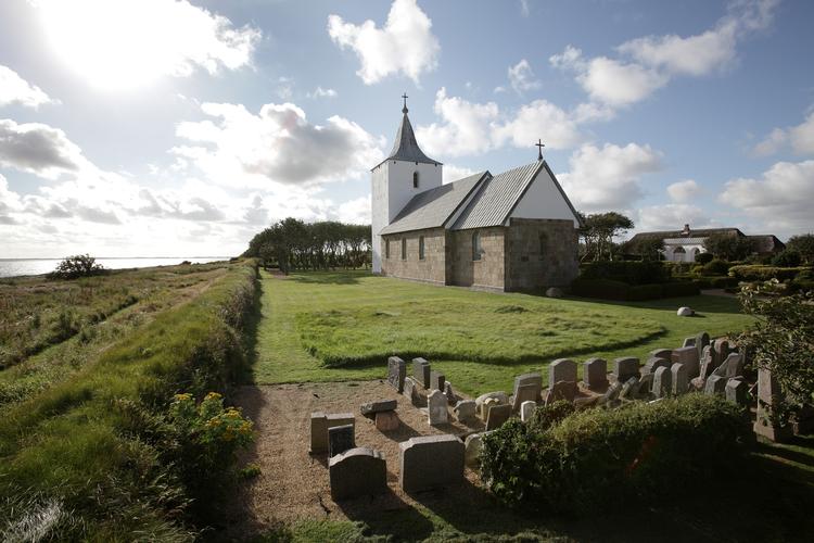 Kvindekirke. Diskussionen om, hvorvidt man er for eller imod kvindelige præster, må siges for længst at være passé. 