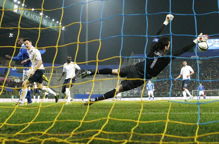 utålmodig. Hugo Lloris redder for Frankrig i kampen mod Italien onsdag aften. 