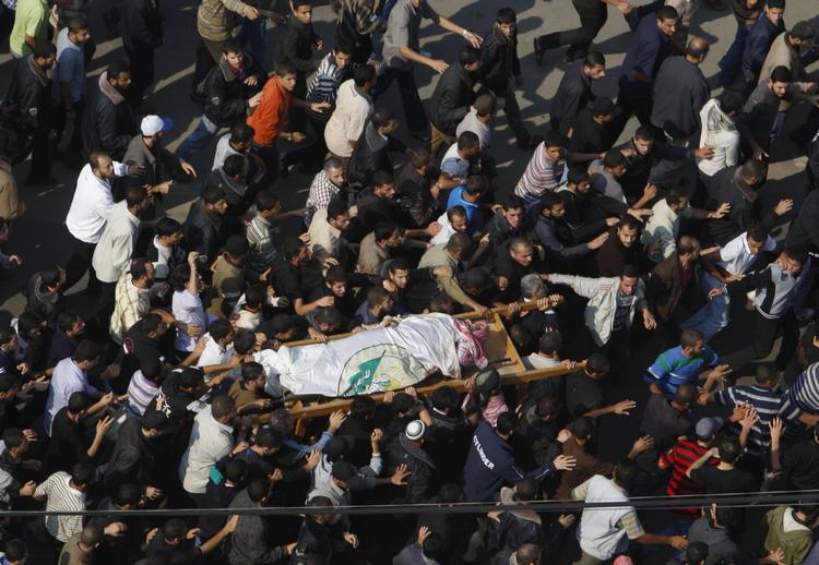 BEGRAVELSE. Talrige palæstinensere deltog i dag i begravelsen af de landsmænd, der blev dræbt af Israel bomber i går. 