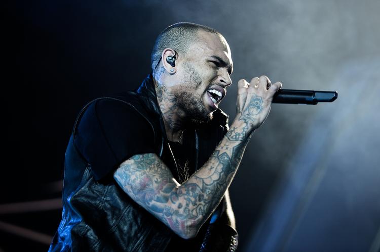 Badboy. Når Chris Brown endelig var på scenen, gav han tøserne, hvad de var kommet efter. 