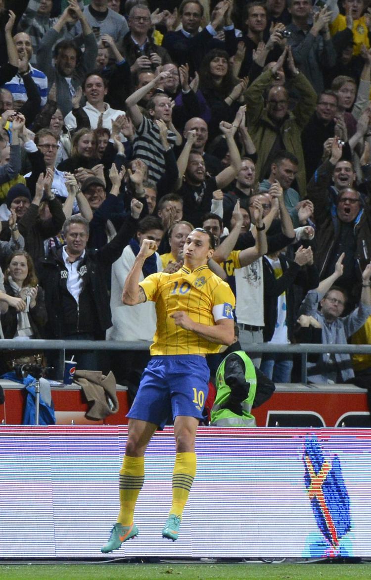 pragtkamp. Zlatan Ibrahimovic jubler efter at have scoret det første af fire mål mod England. Undervejs scorede svenskeren et vaskeægte hattrick på 13 minutter. 