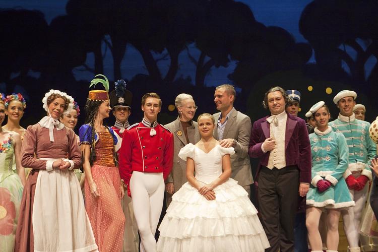 Nøddeknækkeren. Et udsnit af balletdanserne ses her med dronning Margrethe og koreograf Peter Bo Bendixen i midten. 