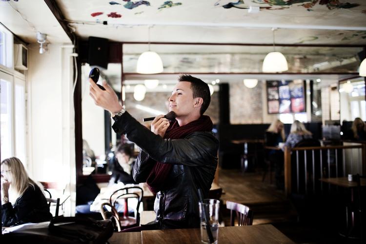 Virkelighed. »Jeg kan vise mine følelser, jeg giver min sjæl. Der er ikke mange mennesker, der kan blotte sig på den måde« 