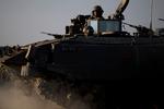 Kampklar. En israelsk soldat befinder sig på et armeret køretøj nær grænsen til Gaza. 