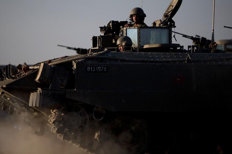 Kampklar. En israelsk soldat befinder sig på et armeret køretøj nær grænsen til Gaza. 