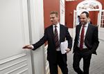 Fåmælt. Tom Benhke (til venstre) vil ikke selv forklare, hvorfor han har givet Anders Rosbo en solid lønforhøjelse uden om Justitsministeriet. 